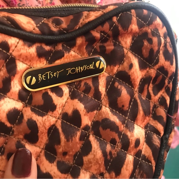 SOLD Betsey Johnson heart shaped bag 💜 - Picture 2 of 11